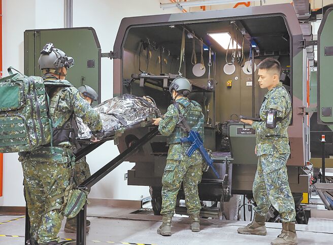 国防医学院卫勤训练中心学员演练战伤救护，将伤患后送医院。（本报资料照片）
