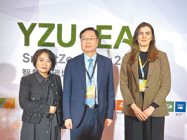 元智大学与欧洲创新联盟（EAI）合作举办为期4天的「2025智慧零碳城市论坛」，24日起在远东香格里拉饭店盛大登场。图从左至右依序为元智大学全球处副国际长尤净缨、元智大学校长廖庆荣、欧盟EAI出版部主编Caitlin Roach。（蔡佩珈摄）