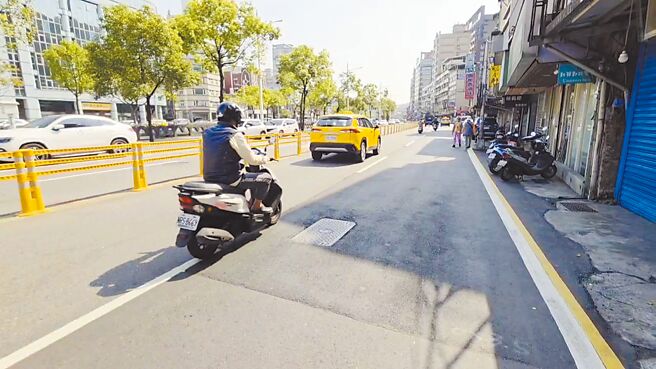 防堵行人切西瓜過馬路，基隆市政府在仁愛區仁一路及七堵區明德一路設置「雙柱型全阻隔式彈性護欄」，可有效阻擋行人穿越。（張志康攝）