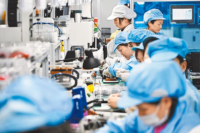 香港中文大學（深圳）公共政策學院院長鄭永年23日在中國發展高層論壇2025年年會受訪表示，隨著大陸轉向技術原創，美國與西方打壓限制事實上為時已晚。（新華社）