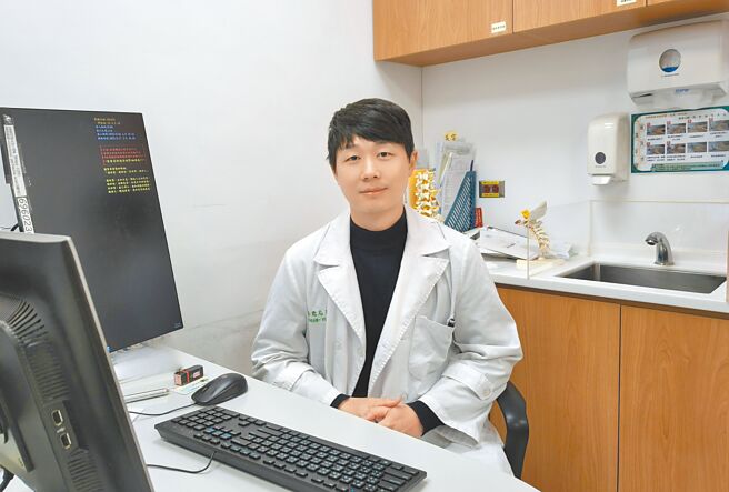 新北市一名70岁老翁近日出现反应迟钝、经常发呆，甚至有时候会突然跌倒的状况，经电脑断层扫描检查后，恩主公医院医疗团队发现老翁左顶叶曾经脑中风，但患者与家属皆不清楚。（恩主公医院提供／柯毓庭新北传真）