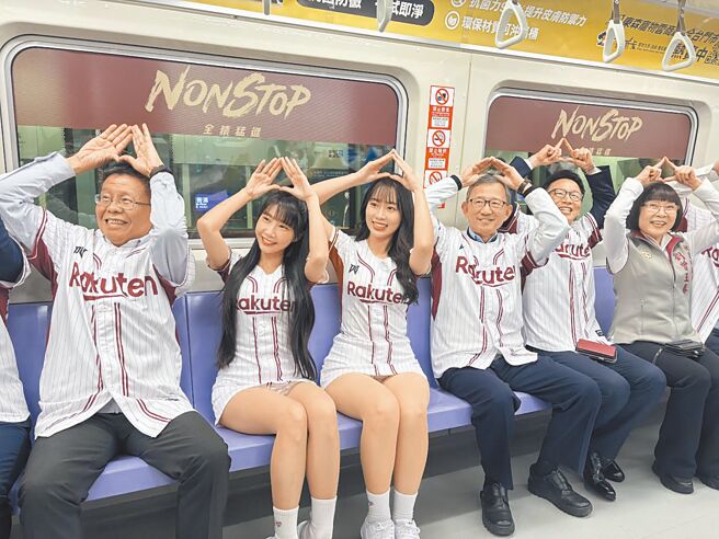 桃園市副市長王明鉅（右三）24日參加「挺猿列車」啟航活動，桃捷公司連續3年與樂天桃猿球團合作，2025年推出挺猿列車及套票。（姜霏攝）