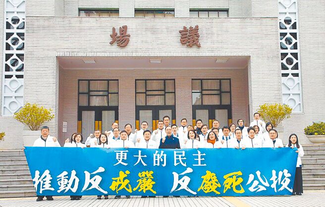 為反制大罷免，國民黨推出反戒嚴、反廢死公投。（圖／本報資料照片）