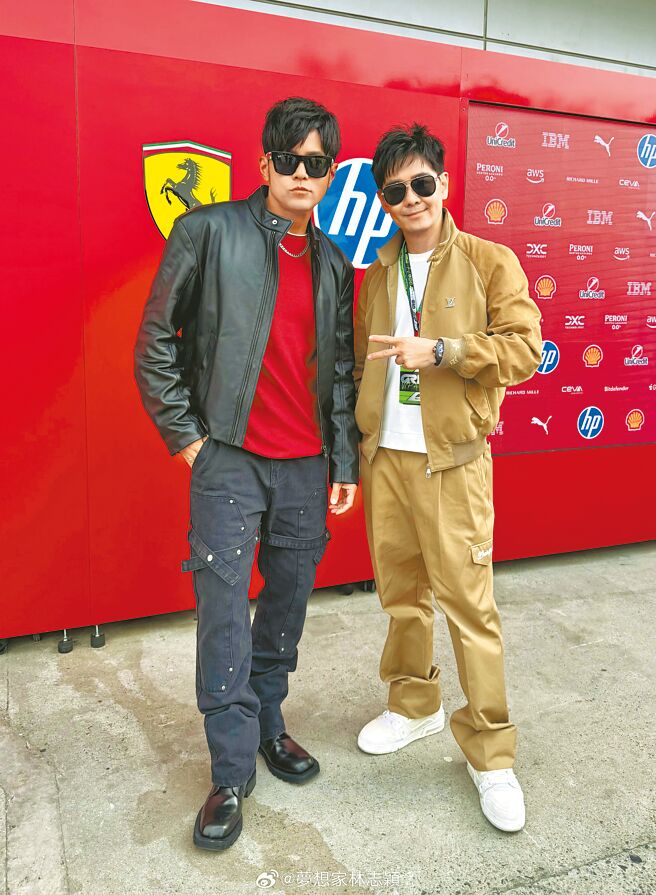 周杰倫（左）、林志穎日前出席上海F1大獎賽，一同在背板前合影。（摘自微博）