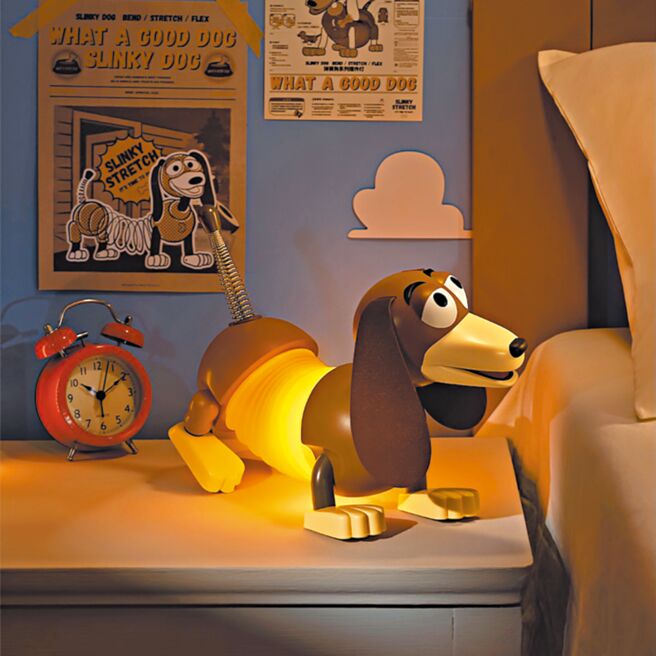 「玩『句』人生」主題活動的「彈簧狗造型小夜燈」可至野獸國官網購買，1850元。（WE TRUST信賴互動行銷提供）