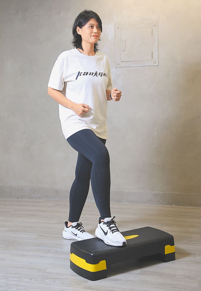 基本步、練習步／先右腳踩上踏板，再左腳踩上，接著依序下右腳與左腳，連續操作；於板上增加踩踏步數，即為練習步。（趙雙傑攝）