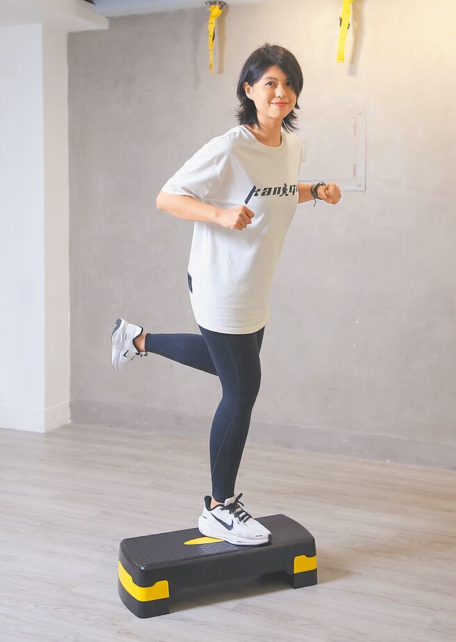 後勾腳／右腳踩上踏板左側，同時左腳後勾，雙腳下踏板後，換左腳踩上踏板右側同時右腳後勾，反覆交錯操作。（趙雙傑攝）