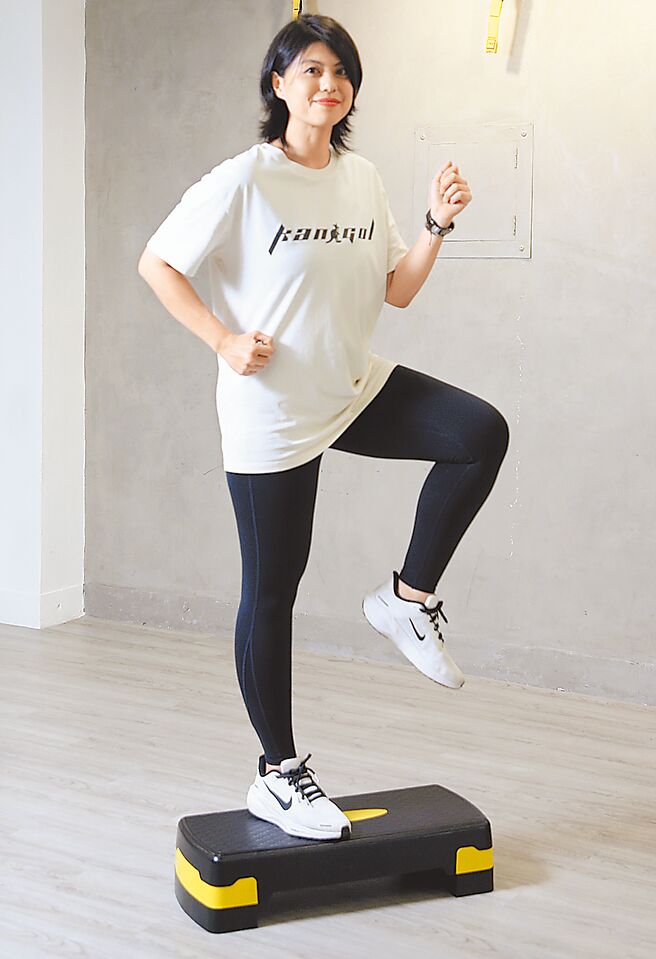 抬膝／右腳踩上踏板左側，左腳膝蓋向上抬起到盡量靠近胸部高度，雙腳下踏板後換左腳踩上踏板右側，反覆交錯操作。（趙雙傑攝）