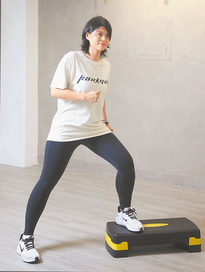 側點步／右腳踩上踏板左側，左腳則往踏板左側踩出一大步，形成側弓箭步，再換反向左側反覆操作。（趙雙傑攝）