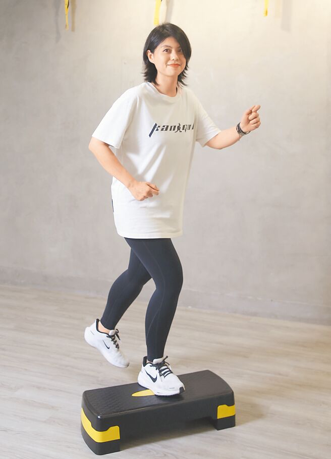 one stomp、曼波步／右腳半踩上踏板左側，待左腳稍微懸空就可回到地面，再換左腳半踩上踏板右側，反覆交錯操作為one stomp；若同方向連踩2次即為曼波步。（趙雙傑攝）