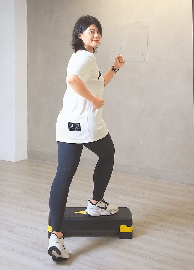 交叉步／右腳踩上踏板左側，側身讓左腳跨過踏板著地，待右腳落地後換左腳踩上踏板，側身讓右腳跨過踏板著地，反覆連續操作。（趙雙傑攝）