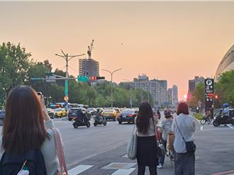 「懸日」降臨台北！民眾搶拍駐足斑馬線 警方籲安全優先