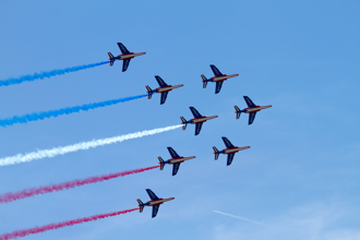 影》法2军机特技排演「空中相撞」 坠毁炸出巨大火球