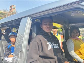 徐若熙現身大勇國小棒球專車捐贈 勉勵小球員保持熱情