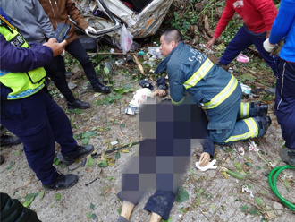 司馬庫斯嚴重意外！吊車翻落道路邊坡    2人無生命跡象