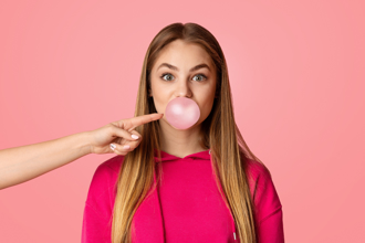 嚼1塊口香糖 會吞下多少塑膠微粒？