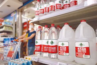 農夫山泉獲利暴跌 董座鍾睒睒曝遭網路攻擊抹黑