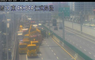 国道10号东向2小2大车连环撞！「全线封闭」时速剩7公里