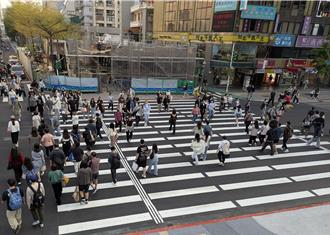 捷运中山站前路口「全天行人专用时相」 周末2巷道封街