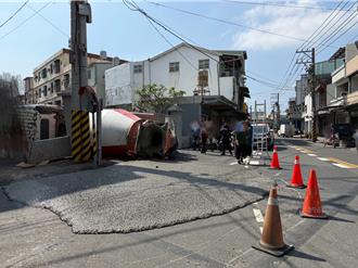 高雄水泥車壓壞水溝蓋翻覆    泥漿撒滿道路畫面曝光