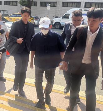  黃子佼高院首開庭堅持穿「這件戰袍」   被問「擔不擔心判更重？」急快閃