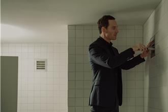 「萬磁王」麥可法斯賓達化身中情局探員 揭特務間諜殘酷真相