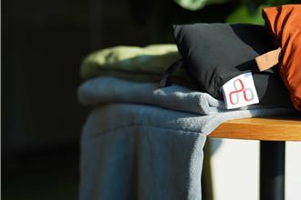 台泥2025股東會紀念品來了 「雙色蓋毯」樣品驚豔曝光