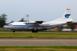 驚悚片！俄貨機「雪地甩尾」起落架故障迫降 險釀失事