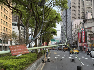 新店灯杆累了躺路中！ 警追查竟是「这原因」导致