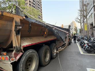 砂石车误升挡沙网 勾断新店中兴路2灯杆