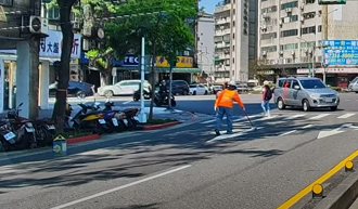 「抹油」害摔车？工人施作没放三角锥 骑士压弯秒摔飞