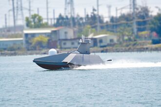 台船无人魔鬼鱼号 鱼雷飞弹都能载