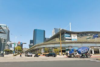 LaLaport开幕 北捷运量翻倍