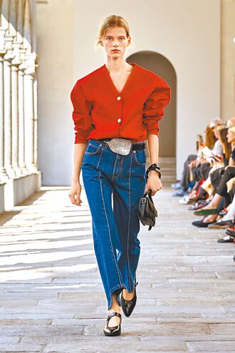 Bally春夏演繹達達主義 邀請函搖擺木馬大玩諧音哏