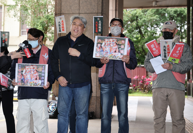 罢免牛煦庭领衔人陈晓炜（左二）等桃园1、4、6区罢免蓝委代表3月6日举行「昔有罢韩4君子，今有桃园6结义」记者会，并前往中选会领表宣布第2阶段连署开跑。（资料照／姚志平摄）