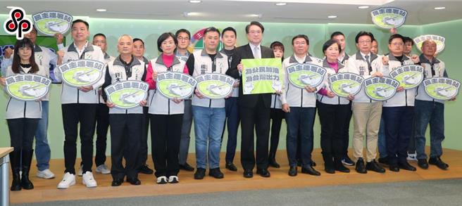 民进党秘书长林右昌（中）19日偕同民进党全国各地方党部主委召开记者会，宣布即日起民进党各县市党部及所有党公职服务处转为「民主连署站」，代收全国罢免连署书，保障公民权利能正当行使。（资料照，陈君玮摄）