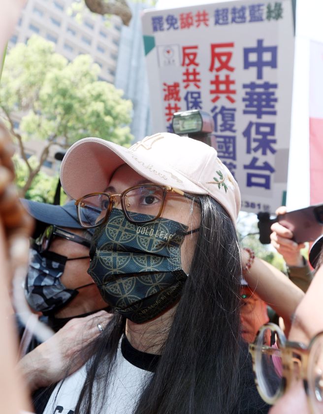 陸配劉振亞日前遭移民署處分十日內需出境，亞亞與台灣國際家庭互助協會25日至內政部抗議。（杜宜諳攝）