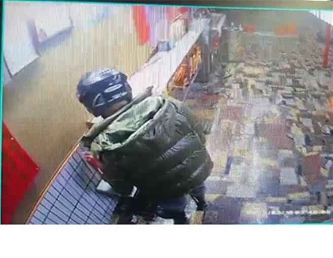 陈男在凌晨潜入宫庙偷走4间宫庙3万多元香油钱，他自以为神不知鬼不觉，却不想偷窃身影被庙内监视器全都录。（警方提供／叶静美彰化传真）