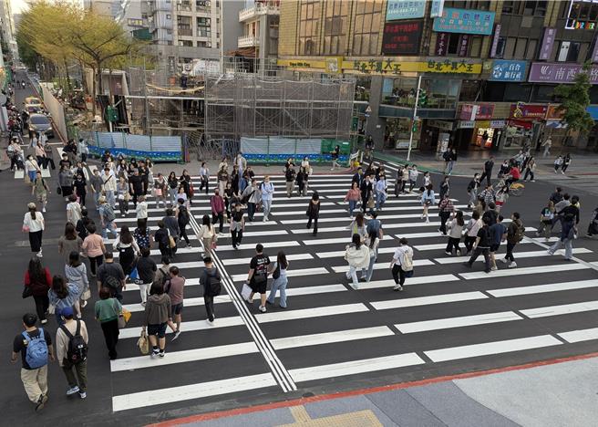 台北捷运中山站1号及4号出口前新画设20公尺宽的行穿线，却出现人车争道乱象，该路口近日将调整为全日行人专用时相，将人车区隔。（谢佳君摄）