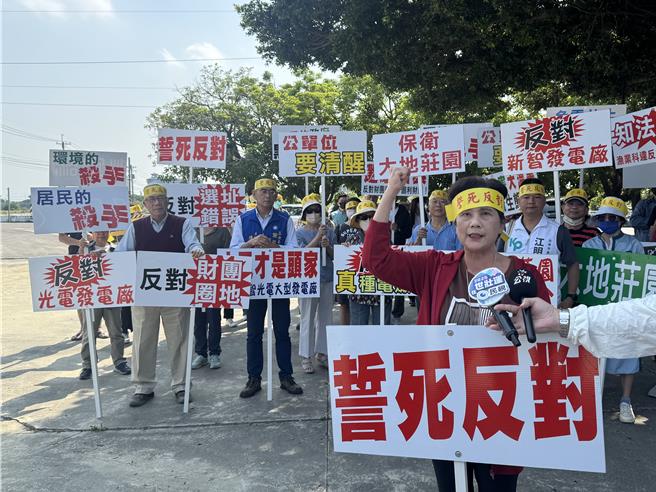 麻豆大地庄园住户组成自救会，抗议光电业者选址错误，质疑是假渔电共生、真种电。（曹婷婷摄）