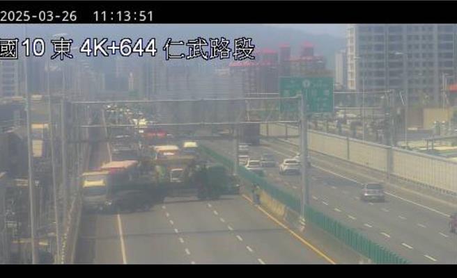 国道10号客运车与货车、小客车共4辆车事故，现场已传出7人受伤送医，酿国10东向仁武交流道前完全中断大塞车。（翻摄自国道即时影像／任义宇高雄传真）