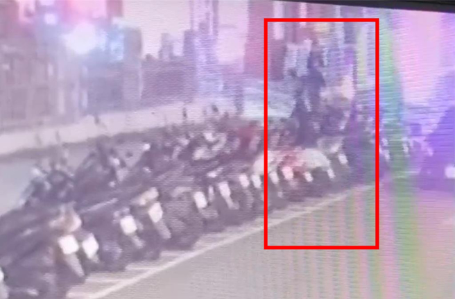 警方陪同吴婉君到医院验伤。（民眾提供）