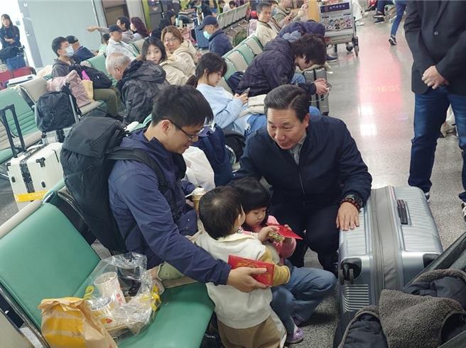 金门县长陈福海（右一）于年节疏运工作期间，均会亲自至机场慰问旅客，聆听民眾需求及搜集相关建议。（图／金门县政府）
