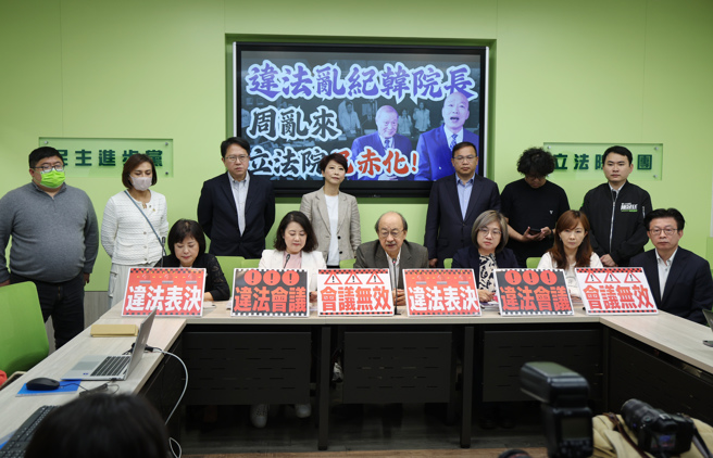 民进党立法院党团总召柯建铭（中下）与党籍立委26日举行「违法乱纪韩院长、周乱来，立法院已赤化！」记者会。（姚志平摄）