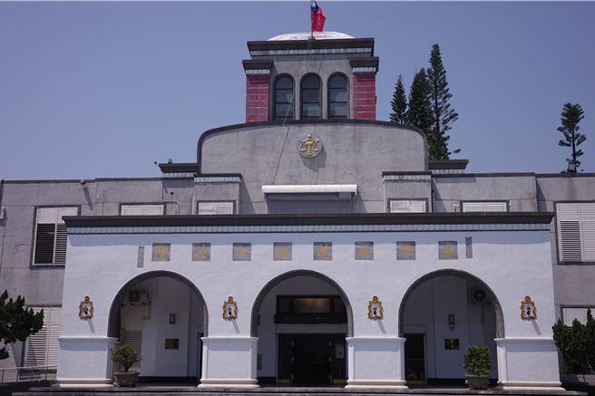 花莲地院今天裁定花莲县政府民政处长明良臻50万元交保，且不得与共犯，证人联繫。（罗亦晽摄）