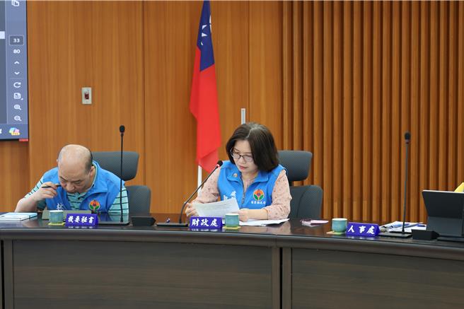 因应中央普通统筹款打折及补助款暂停，苗栗县府财政处长郭春美26日在县务会议上报告，研拟以4、5月分徵收的汽车牌照税及房屋税来集中县库支应，调度周转。（谢明俊摄）