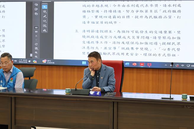 因应中央普通统筹款打折及补助款暂停，苗栗县锺东锦无奈要交工处转知工程承包厂商，县府有欠一定会还，。（谢明俊摄）