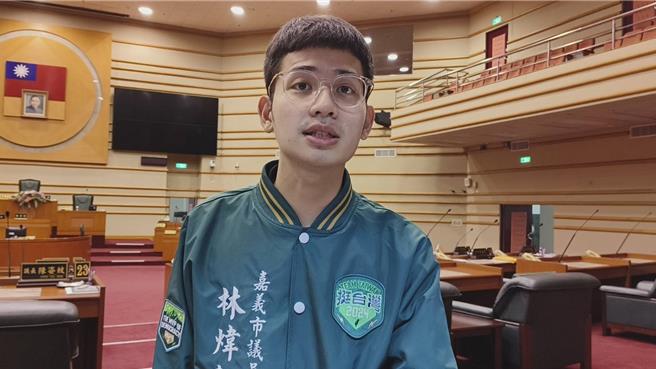 嘉义市民进党籍议员林炜轩今天出席临时会。（廖素慧摄）