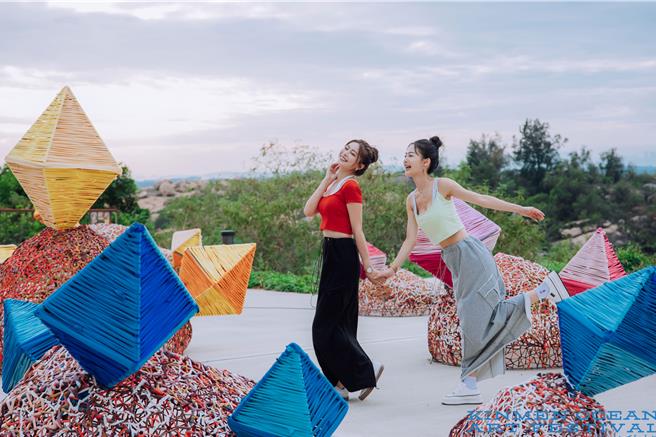 2024金门国际海洋艺术季已于2月28日正式结束，但6座大型艺术品仍然将在原地持续展出。图为134高地暗空园区「织构岩景」。(金门县政府提供)