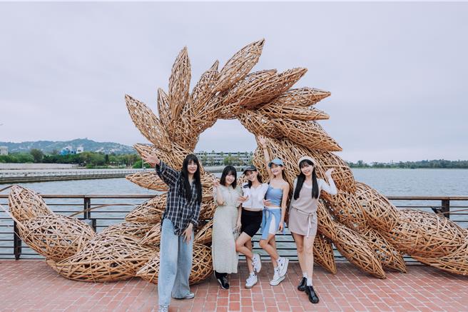 2024金门国际海洋艺术季已于2月28日正式结束，但6座大型艺术品仍然将在原地持续展出。图为太湖中正公园步道「轻抚波光」。(金门县政府提供)